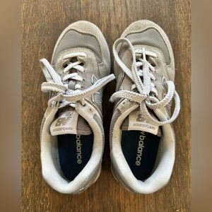 New Balance Women’s 574 Core Size 6.5 B (Medium)